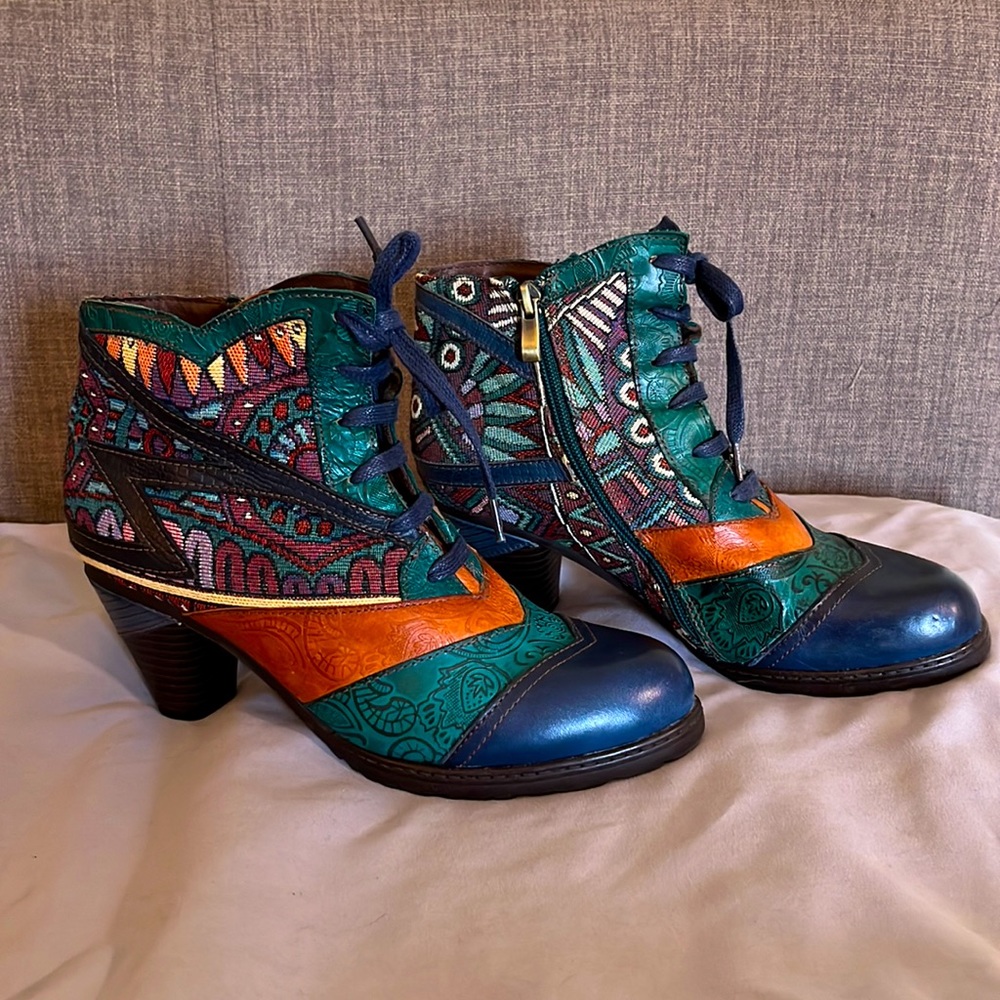 SOCOFY-Lace up tooled leather and tapestry ankle boots